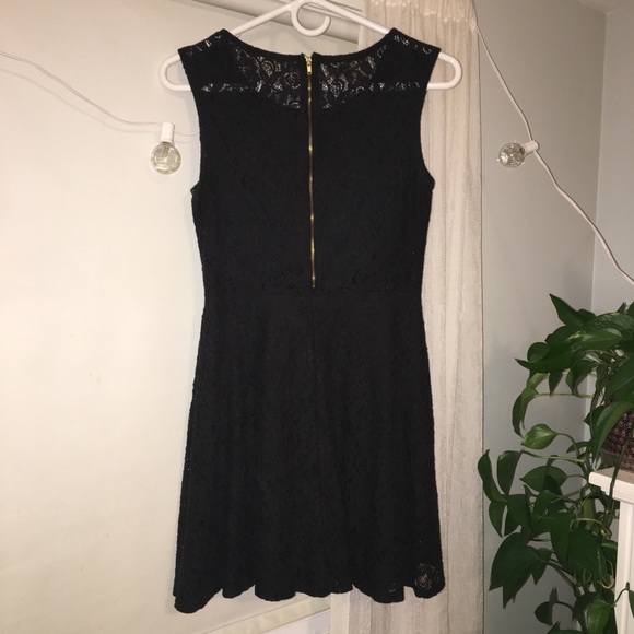 Lace dress - Picture 2 of 3